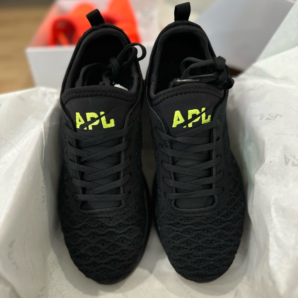 NEW w/ BOX Athletic Propulsion Labs APL Women Black Athletic Shoes Sneakers 7.5